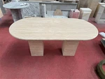 Mesa de comedor ovalada de travertino